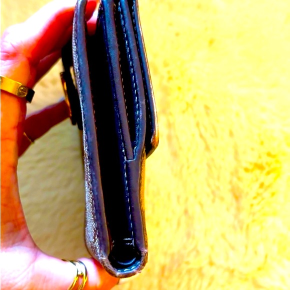 Authentic Gucci Mono Double Snap Wallet. Made in Italy. SERIAL #: 203549-0959 - Picture 10 of 10